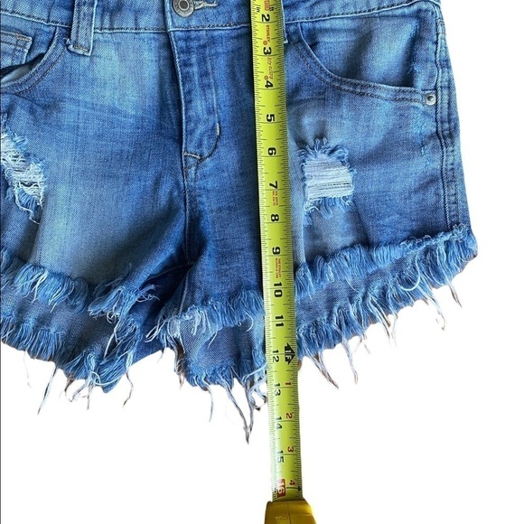 Signature8 Women’s Distressed Mid Rise Fringed Raw Hem Shorts Size Large - Picture 8 of 8